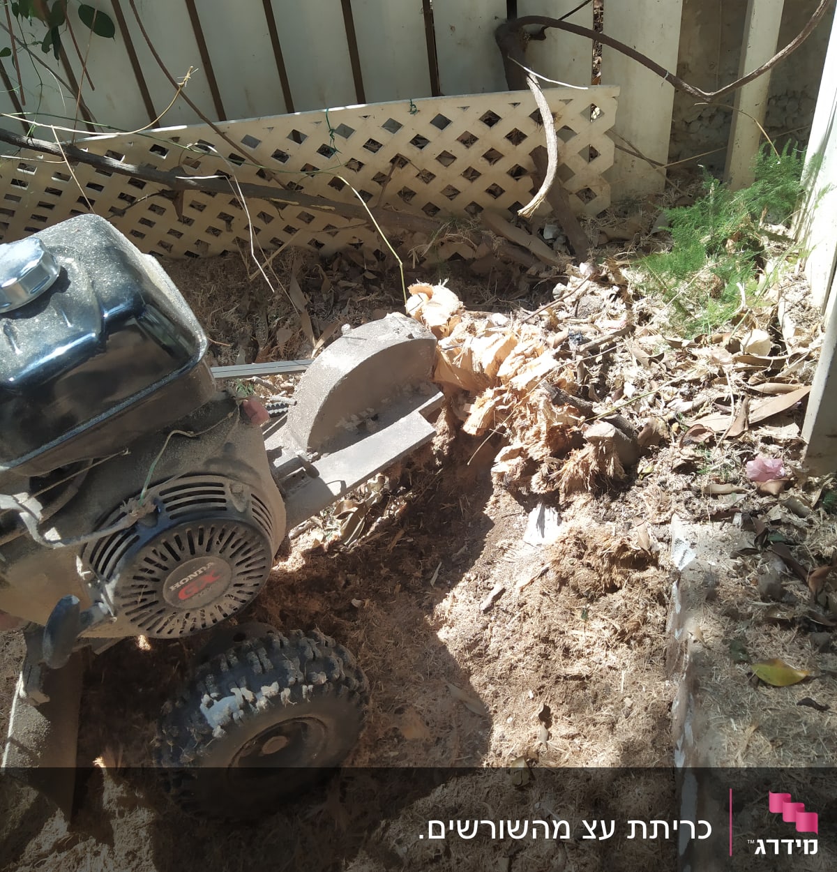 מכונת גיזום עם גלגלים על אדמה יבשה